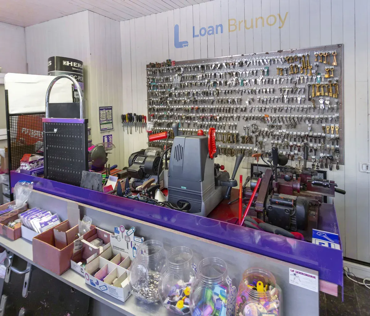 Devanture de la boutique du serrurier Loan Brunoy, rue Philisbourg au centre de Brunoy (91800)